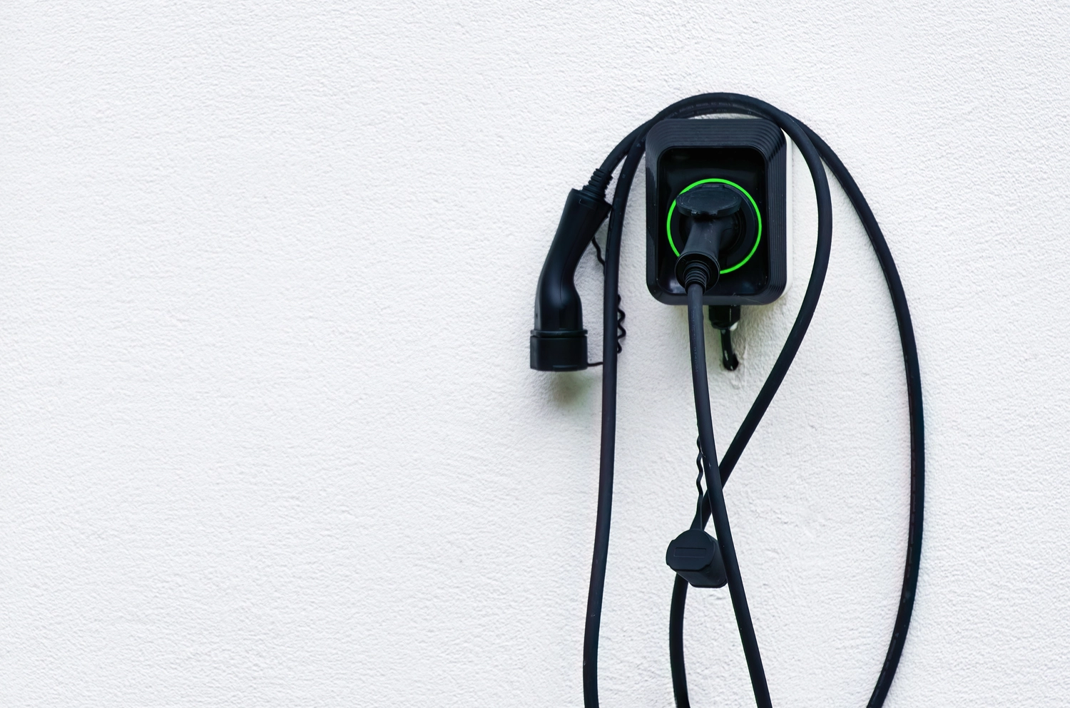 Isolierte Nahaufnahme einer Wandladestation für Elektrofahrzeuge